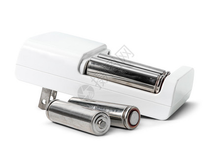 干电池和充电器隔离在白色图片
