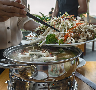 在餐桌上的咖啡馆和餐厅里吃亚洲菜图片