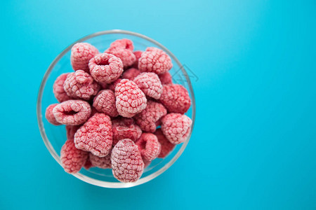 健康饮食和营养冷冻草莓果图片