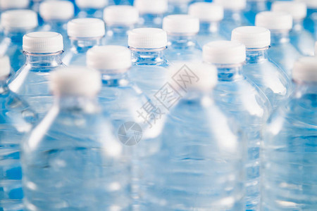 连续塑料水瓶的侧视图工厂生产回收废物处理和环图片