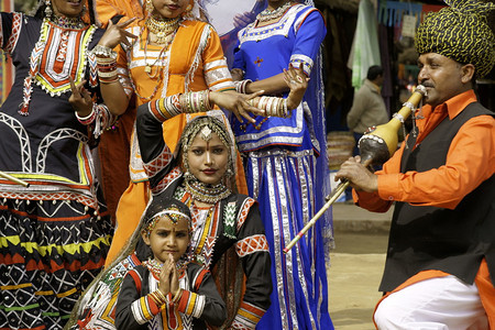 印度德里附近的SarujkundFair上部落舞图片