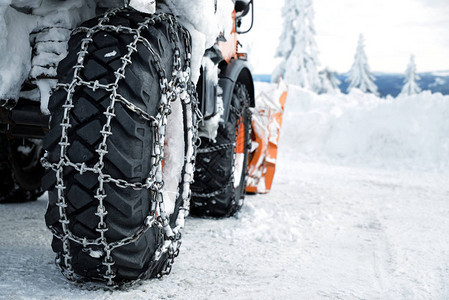 配备防滑链的车轮冬季图片