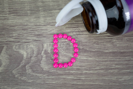 成形D字母的粉红药丸图片
