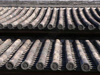 传统的日本寺庙屋顶背图片