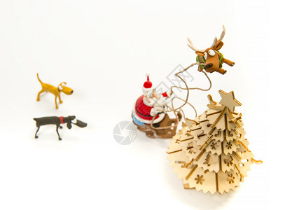 驯鹿把圣诞老人的雪橇拉到圣诞背景图片