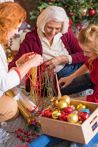 三代幸福家庭享受圣诞节装饰的欢乐背景图片