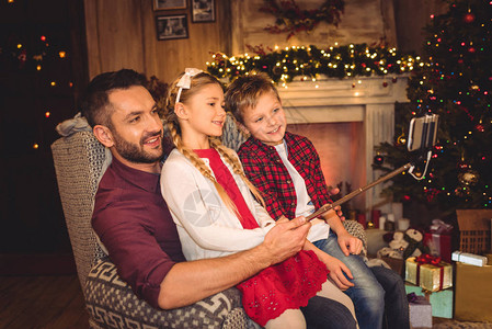 快乐的家庭在圣诞背景图片