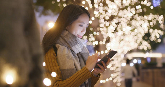 女在户外使用带有轻装图片素材