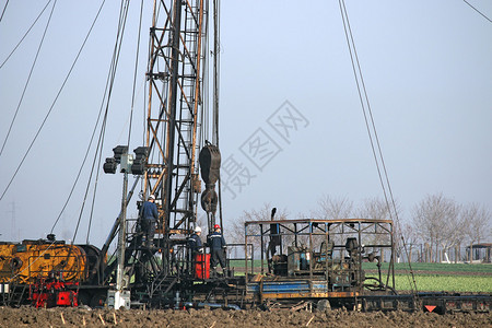 陆地钻机上的石油工人图片