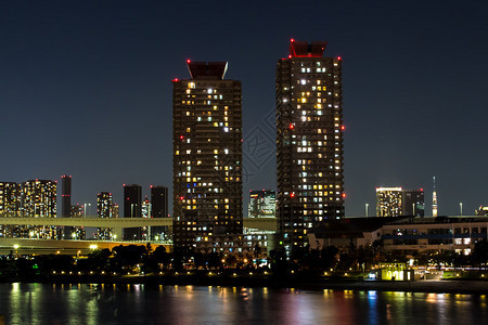 东京城市夜景日本海湾和彩虹桥景观图片