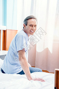 坐在医院床上的中年笑图片