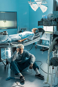 医生坐在手术台病人图片