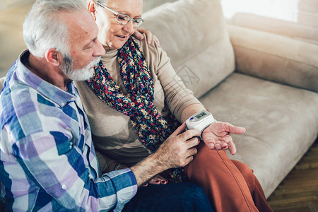 家中年长夫妇测量血压家庭监图片