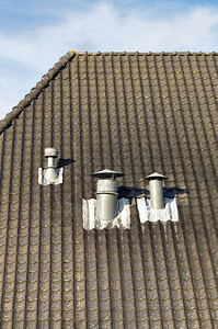 黑瓦屋顶三个通风管图片