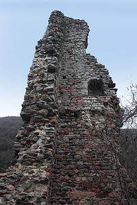 意大利因杜诺奥洛纳市中世纪一座废墟的Pez图片