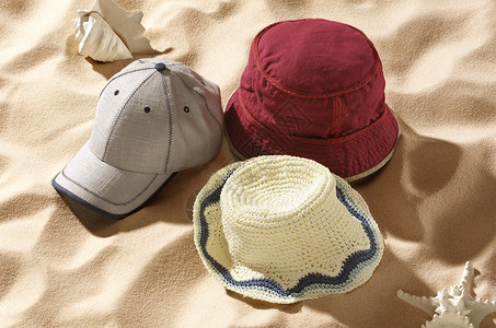 沙滩上的夏季帽子和帽子图片