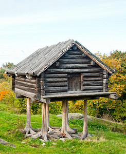外面凸起的旧木屋背景图片
