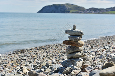 关闭在海滩的禅宗石头图片