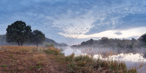 八月的早晨在别列齐纳河上图片
