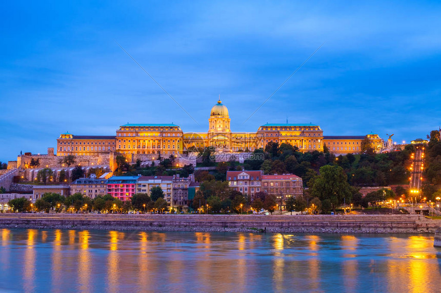 匈牙利地标王宫在晚上匈图片