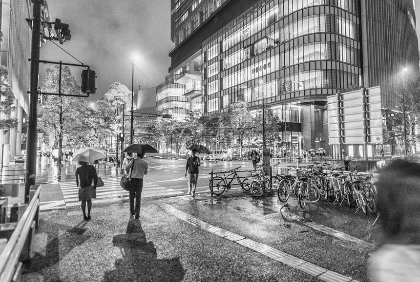 大阪街道在雨图片