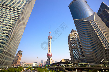 上海与城市摩天大楼的图片