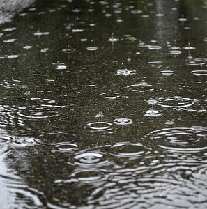 雨天雨水涟漪图片