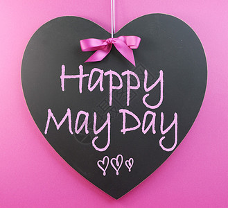 5月1日以粉红色背景庆祝的五月节快乐时图片