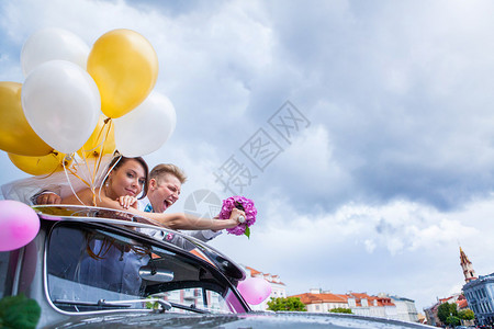 汽车里的新婚夫妻图片