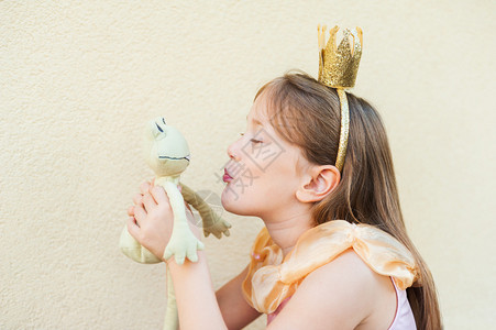 可爱的小女孩玩具青蛙假装公图片