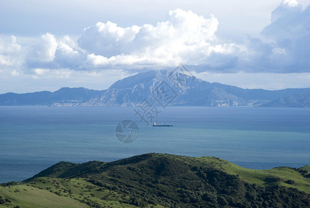 从西班牙塔里法山丘上取出的穿越直布罗陀海峡的一面观点图片