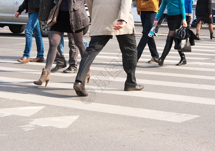 行人在十字路口过马路图片