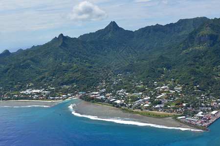 库克群岛首都阿瓦鲁阿镇和该国主要国际海港阿瓦蒂乌港在库克群岛拉罗汤加图片