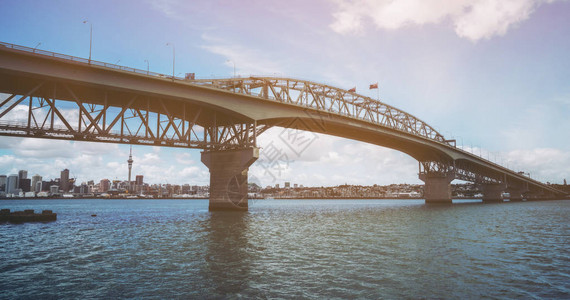新西兰奥克兰的奥克兰海港大桥图片