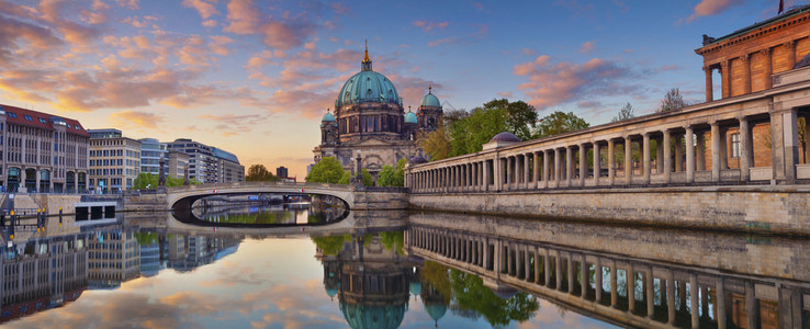 日出时柏林大教堂和博物馆岛的全景图片