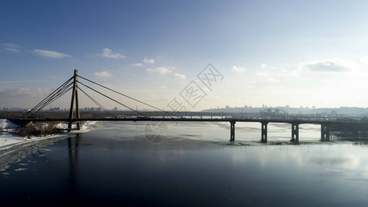 横跨乌克兰基辅Obolon州Dnieper河图片