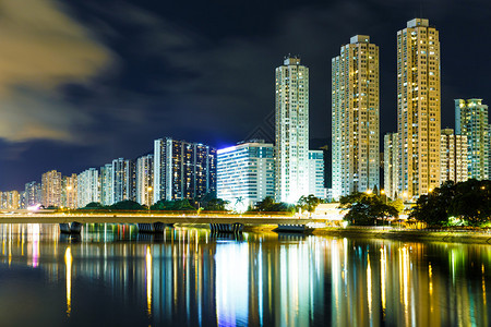 夜间照明的建筑物图片