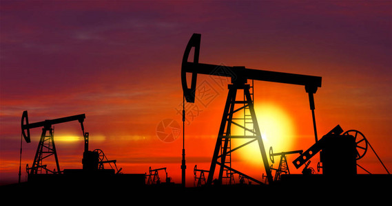 工作在云彩和太阳的油泵剪影在中日落时油田上的抽油机石油钻井平台全球变暖环境污染和化背景图片