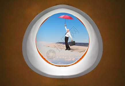 飞机窗外的热闹景象在客机翼上带伞平衡的乘客或飞行员旅游保险概念旅行图片