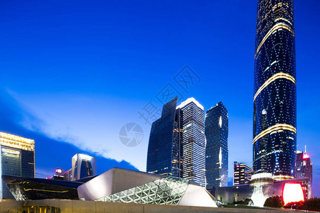 日出时广州市中心现代办公楼图片