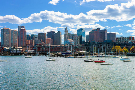 穿越查尔斯河的船只背景是美国波士顿背景图片