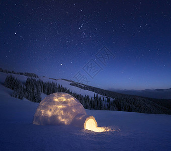 夜景与灯光雪屋极端的房子山里的冬天图片