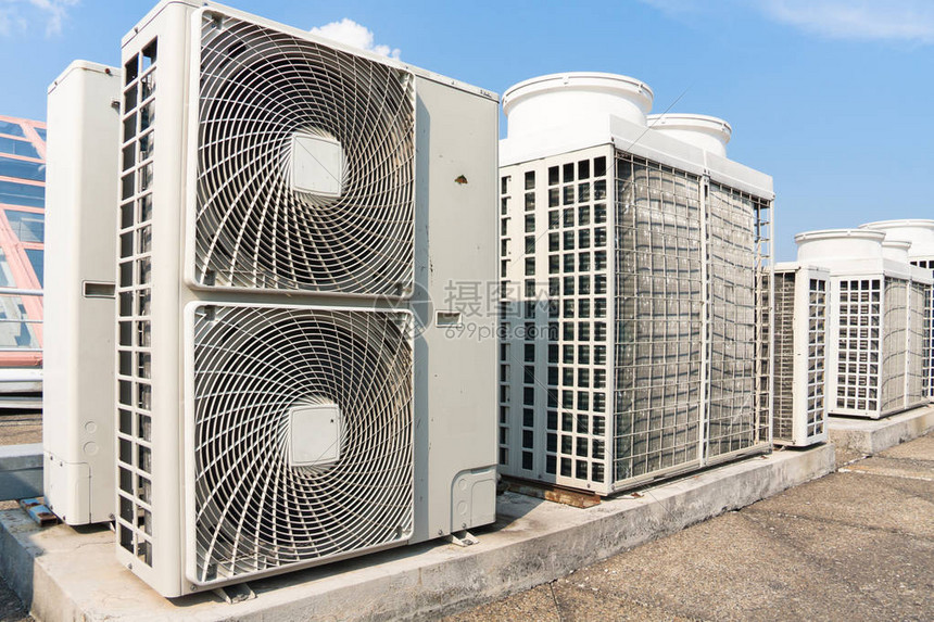 夏季炎热日大楼屋顶的工业空调冷气器图片