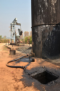 从油井抽出原油的旧抽油机图片