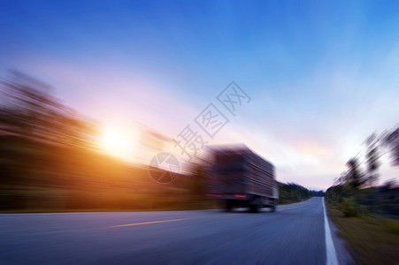 太阳升起无尽的道路偶尔看到一辆汽背景图片