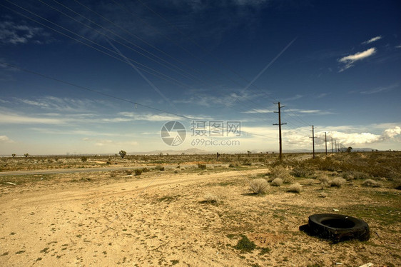 加利福尼亚州外的美国加州Suburbs沙漠景观和旧破图片