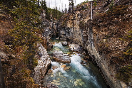 加拿大Kootenay公园MarbleCanyon的河流和岩图片