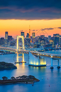 日本东京的城市景观图像与日落时的彩虹桥图片