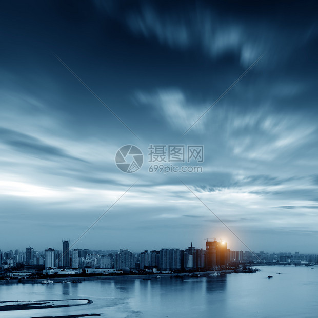 在黄昏的上海大城市俯图片