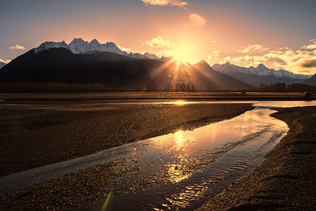 东阿拉斯加Chilkat河附近日落背景图片